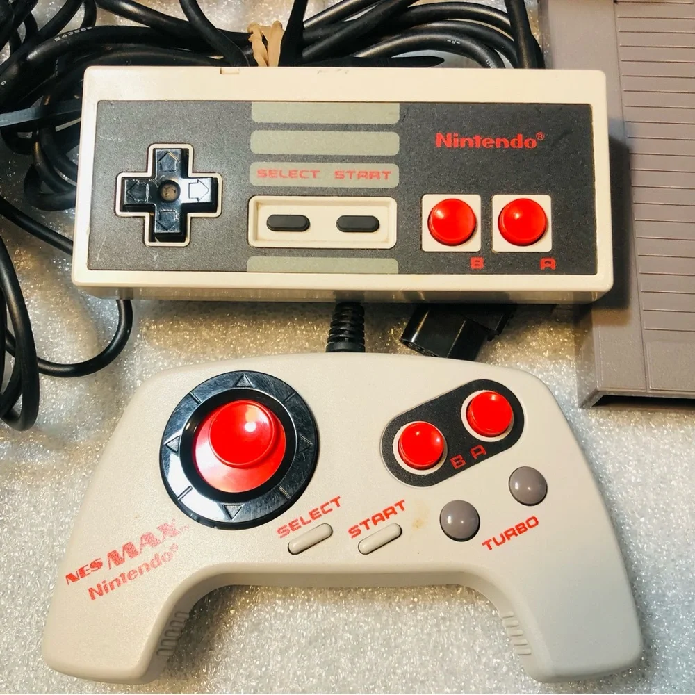 Nintendo Original NES-001 NES Console Bundle W/ 1 game OEM cord, zapper Tested
